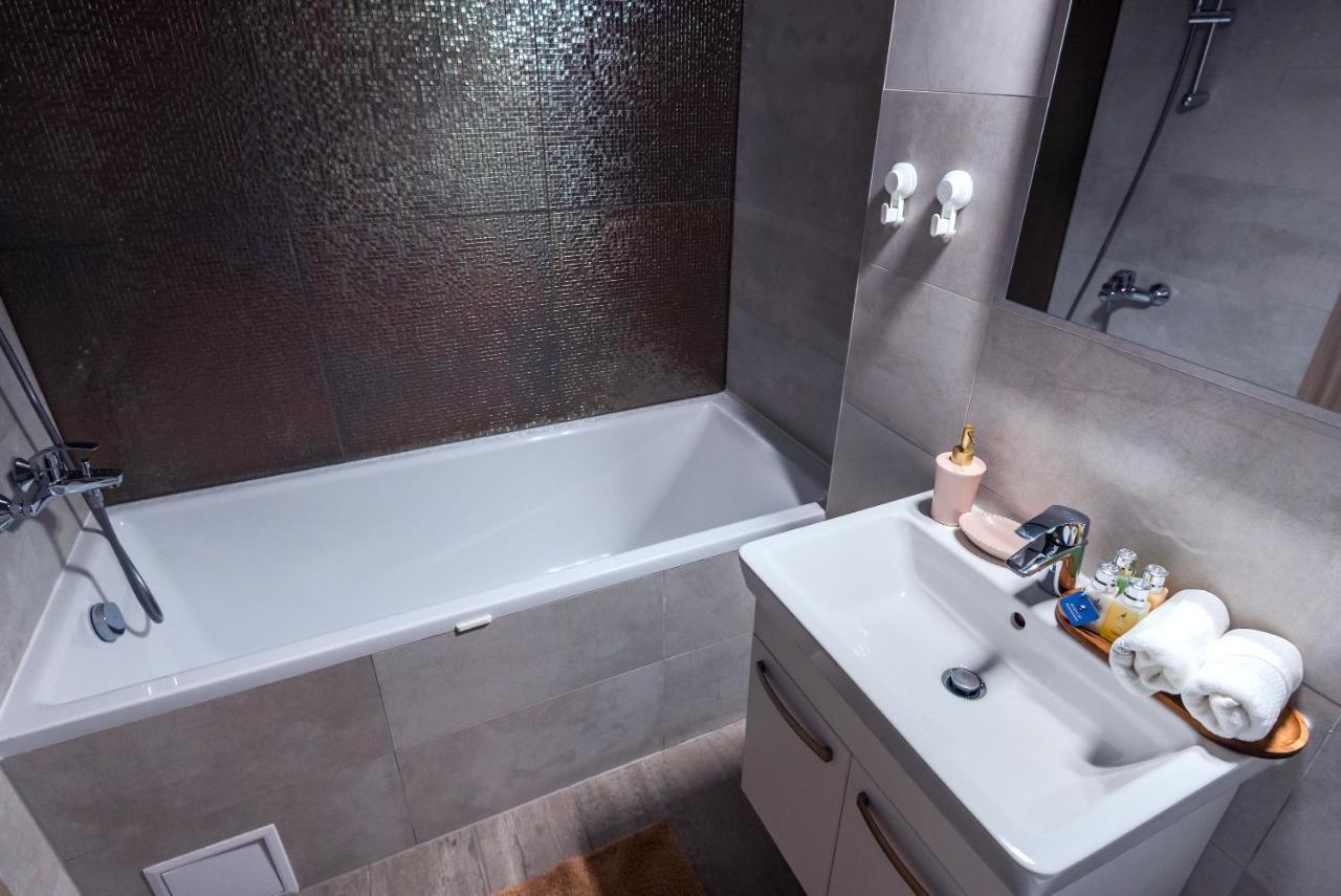 Lovely Chic Studio, On A Beautiful Promenade Apartment Брашов Екстериор снимка